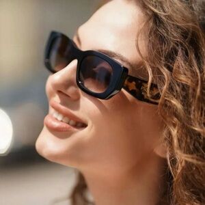 Prada 100% Autentic Stylish Black and Tortoise Sunglasses
Got it as gift.